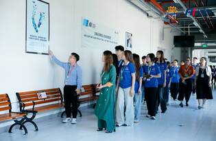 THEO CHÂN THADOER NGÀNH NGÔN NGỮ TRUNG THAM QUAN TRẢI NGHIỆM TẠI FOXCONN INDUSTRIAL INTERNET